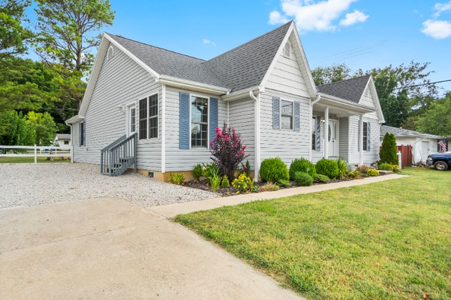 Building Photo - 305 Lake Dr