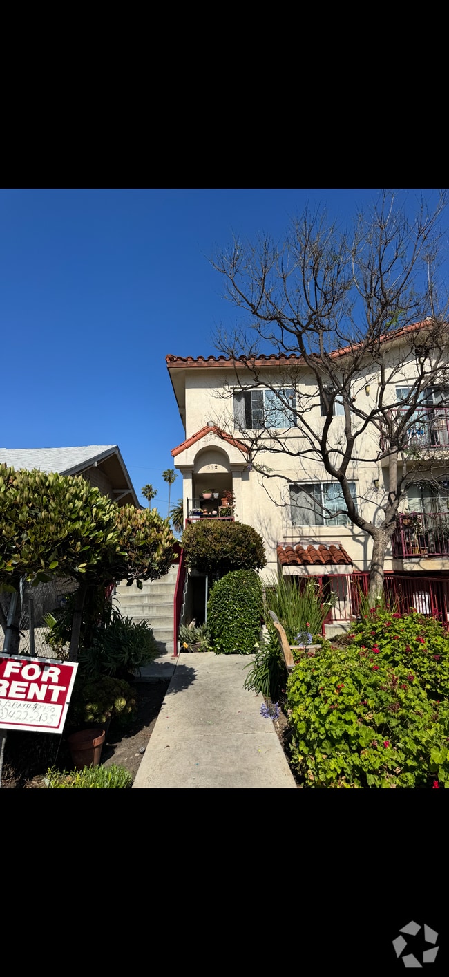 Building Photo - 522 Serrano Ave