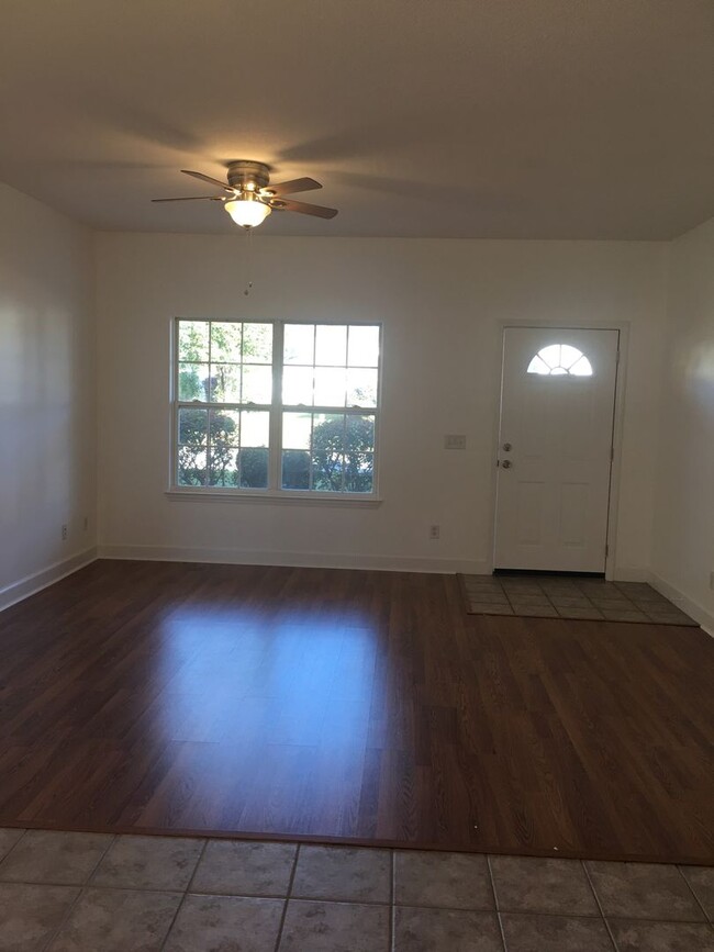 Foto del edificio - 3 BR/ 2 BA Duplex with Garage *not section...