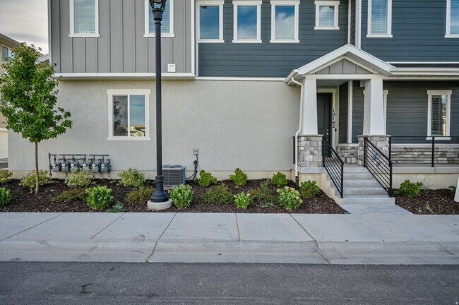 Building Photo - 15142 S Wild Horse Wy