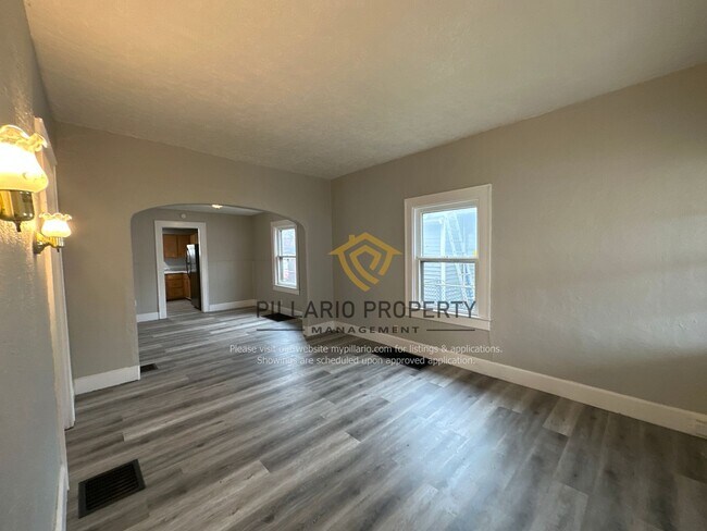 Building Photo - Renovated, 2 Bedroom, 1 Bathroom Home Avai...