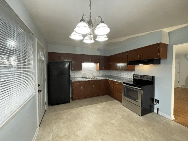 Building Photo - 1025 Mayfair Dr