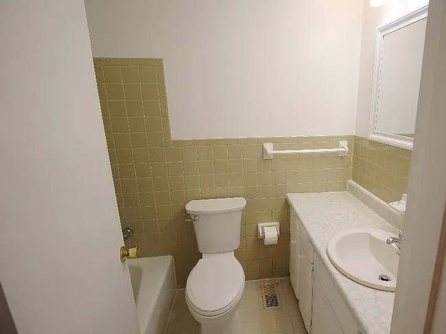 Building Photo - 904 N Duchesne Dr