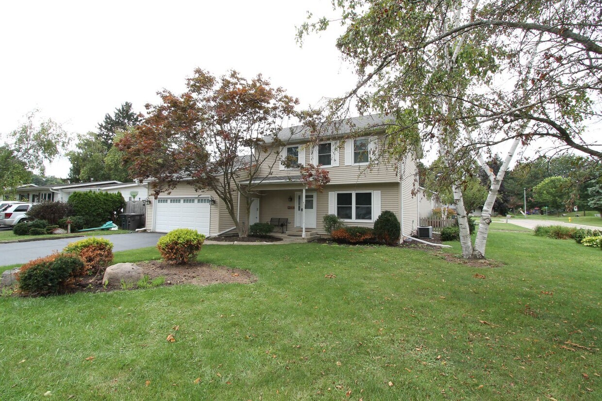 Primary Photo - Beautiful 4 bedroom colonial in Lake Geneva