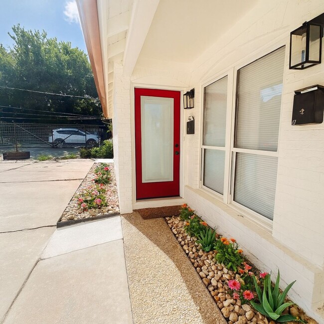 Building Photo - What a deal! a 3 bed house 5 min from DT a...