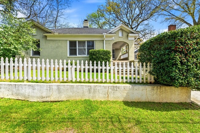 Photo - 202 Warren St SE House