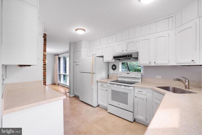 Foto del edificio - 6020 Cheshire Dr