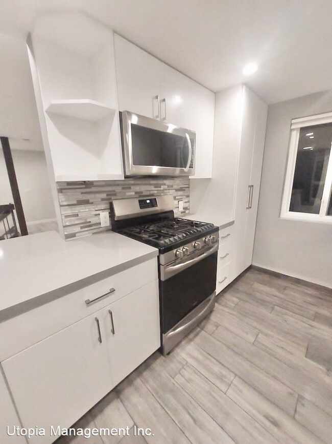 Building Photo - Luxurious 2B, 2.5B Townhouse in North Glen...