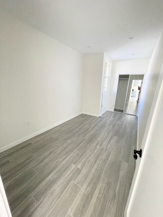 Building Photo - 1027 W 58th St