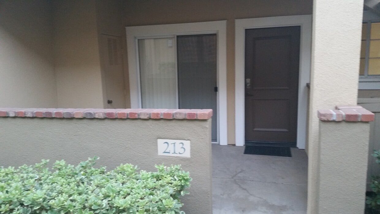 213 Gallery Way, Tustin, CA 92782 Condo for Rent in Tustin, CA