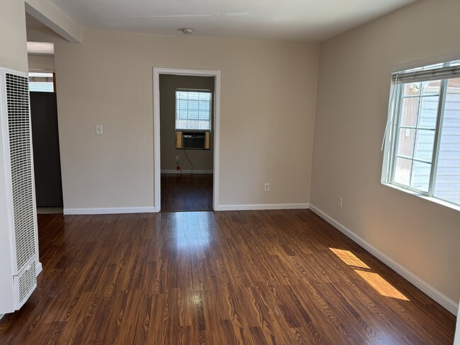 Sala de estar - 2920 S Sycamore Ave