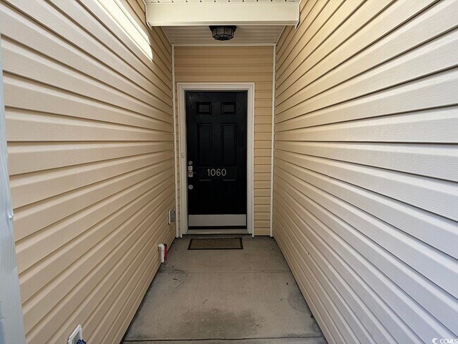 Building Photo - 1060 Fairway Ln