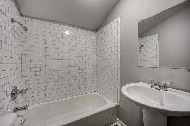 Foto del edificio - Freshly Updated 2 Bedroom House