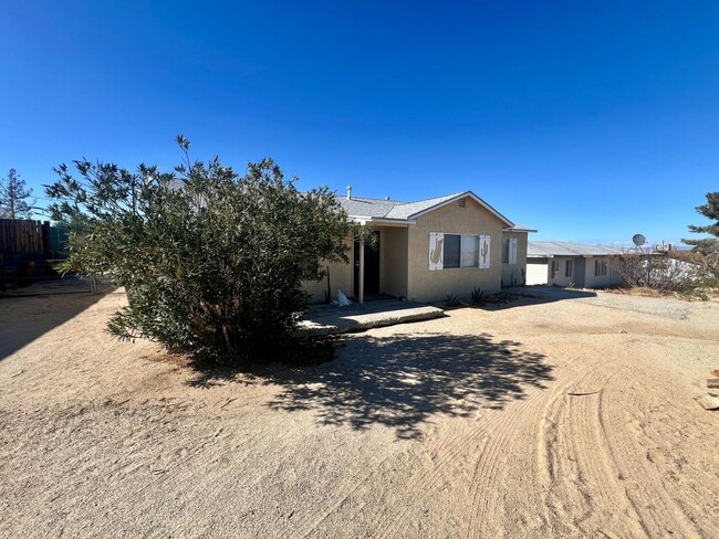 Foto del edificio - Cozy 3-Bedroom Home Near 29 Palms Base & Joshua Tree