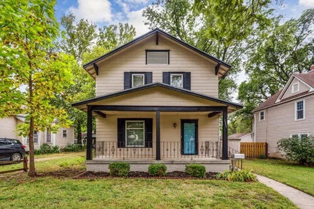 Primary Photo - This beautiful two story home in Winfield ...