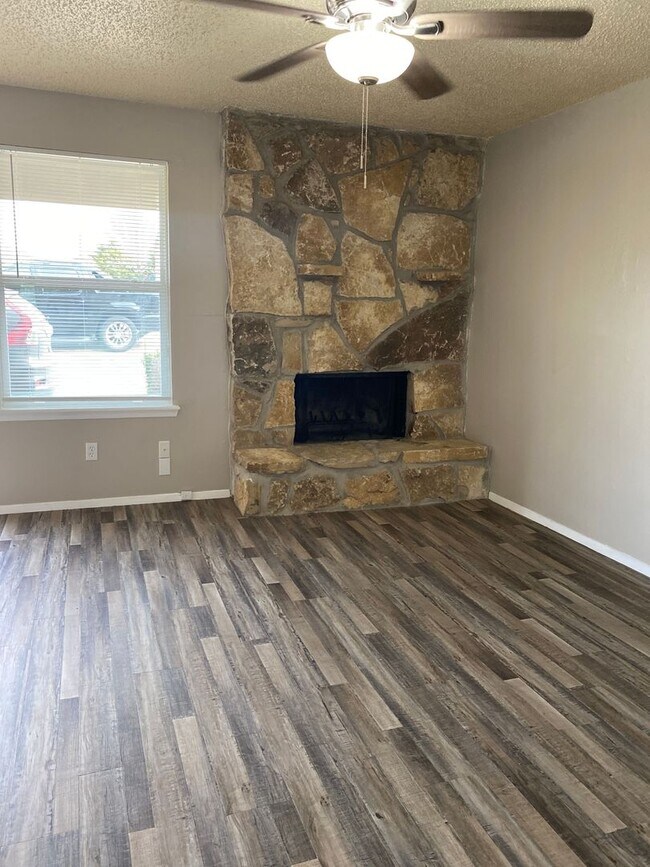 Building Photo - 1409 B COURTNEY PL