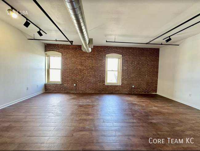 Building Photo - LARGE LOFT in River Market