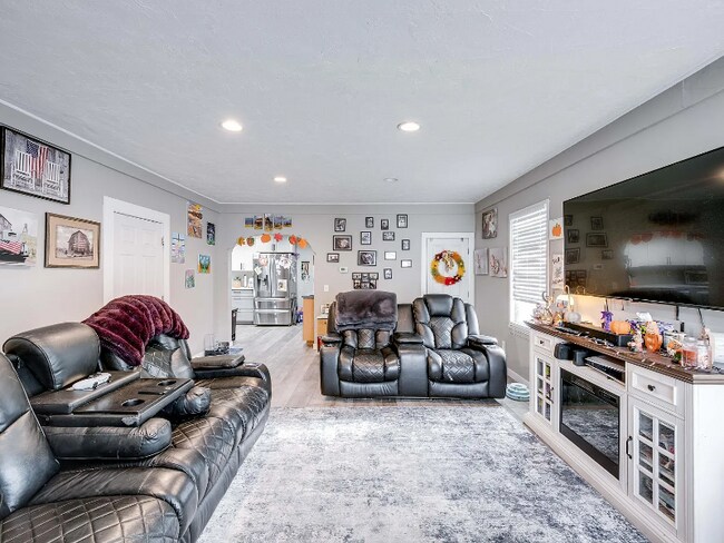 Building Photo - 705 S East St