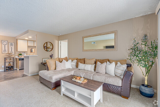 2 habitaciones, 2 baños - 918 pies cuadrados - Sala de estar NO REMODELADA - Wintercrest Village Apartments