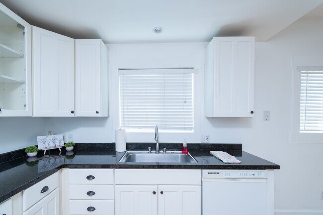 Building Photo - Beautiful 2 bedroom 1 bath home!!!!