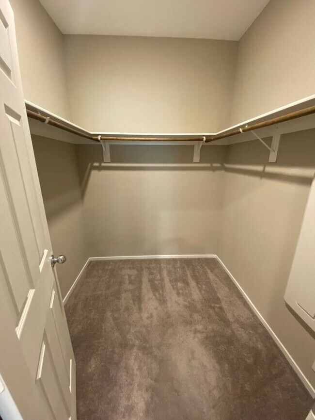 Building Photo - Available Now! Spacious 3 bedroom with gar...