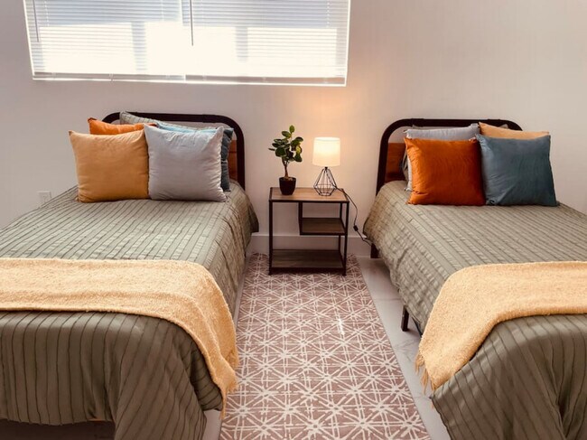 Building Photo - 2802 SW 21st St