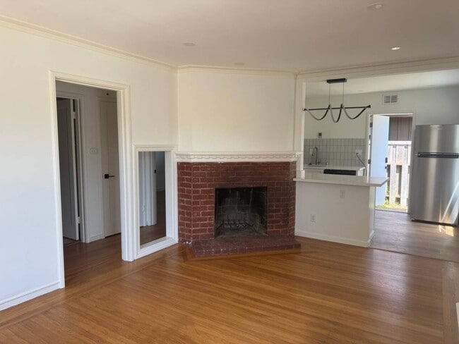 Building Photo - 1br - 700ft2 - Charming 8-unit apartment building. Walk to N. Berkeley BART