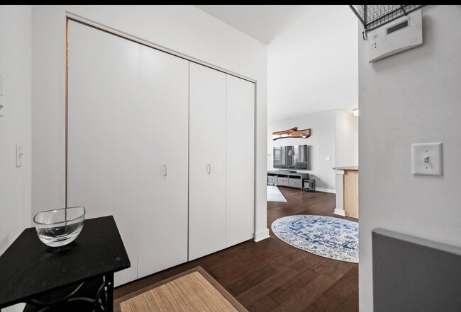 Building Photo - 2238 W Maypole Ave