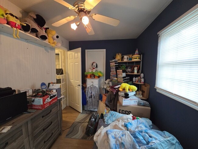 Building Photo - Centrally Located 2-Bed Home with Garage &...