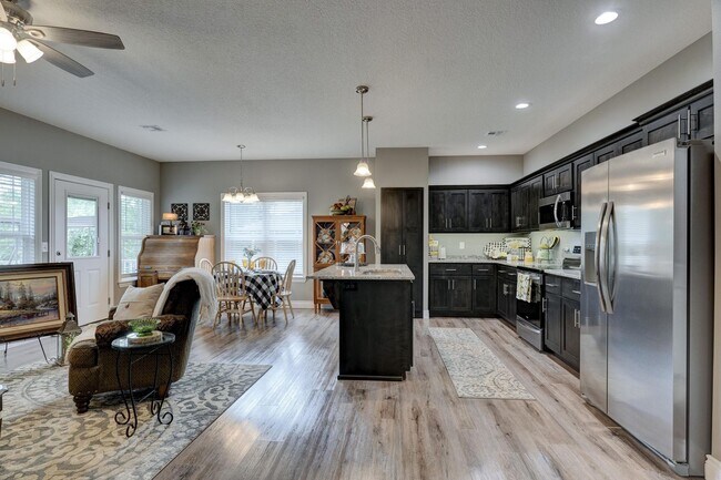 Foto del edificio - UNIT NOW AVAILABLE ! ! 2-BEDROOM 2-BATH DUPLEXES LOCATED IN NEOSHO! $1295.00