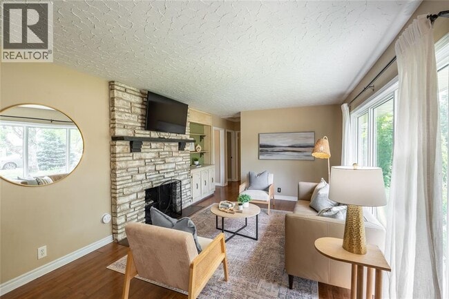 Building Photo - 830 Retlaw Dr