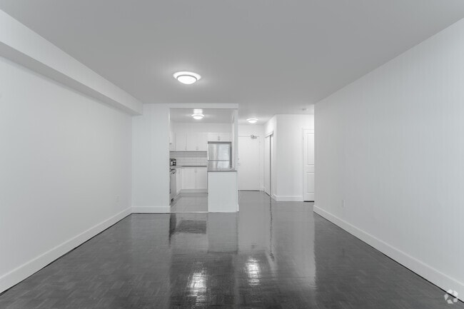 1BR, 1BA - 749SF - Living & Dining Room - 2450 & 2460 Weston Rd