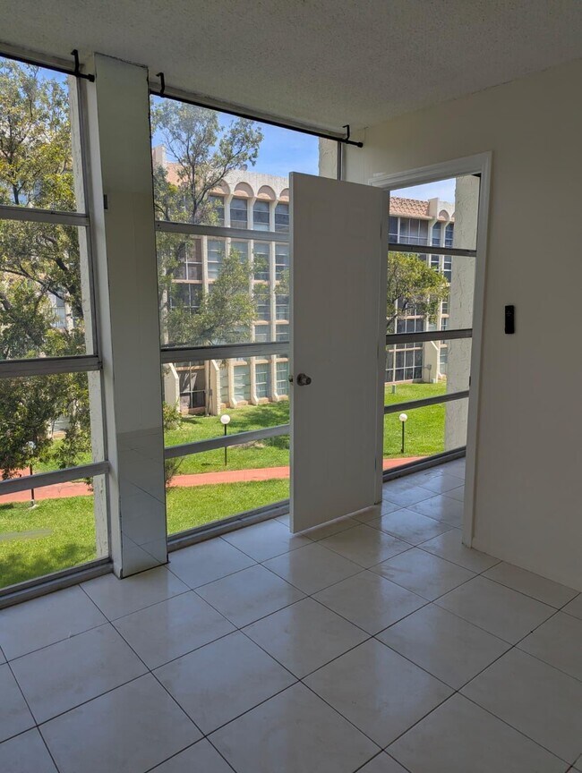 Foto del edificio - 801 Three Islands Boulevard