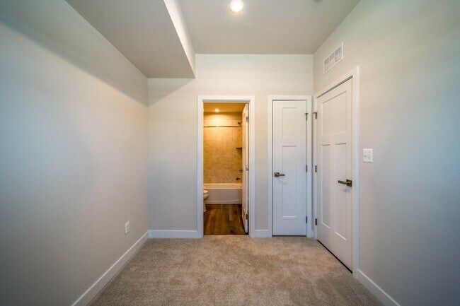 Foto del edificio - This 3-bedroom, 3-full bathroom townhouse offers a pristine and contemporary living experience.