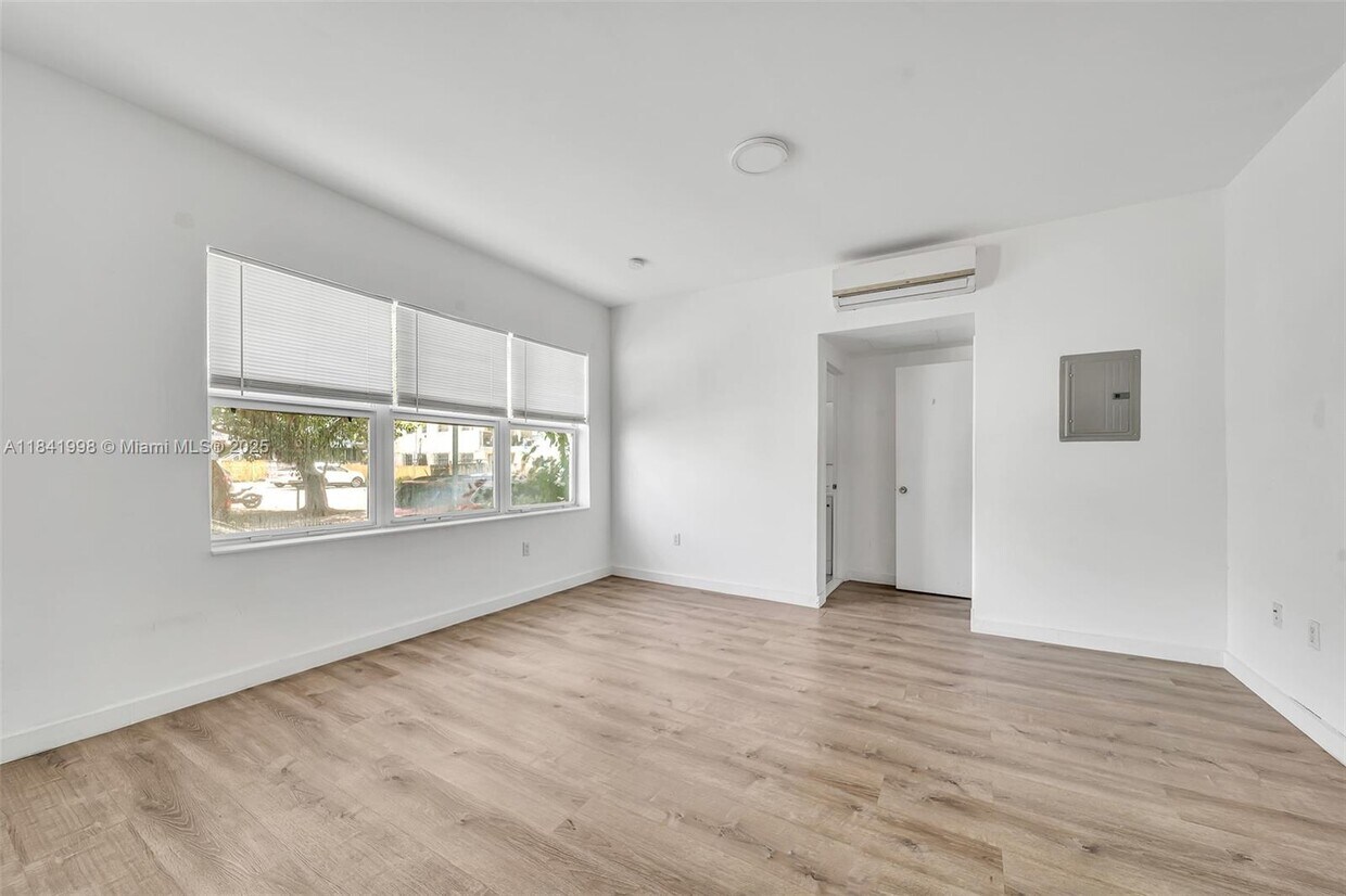Foto principal - 402 NW 12th Ave