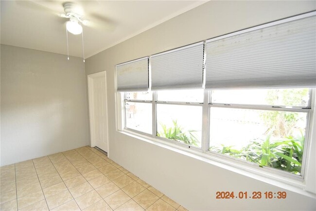 Building Photo - 402 S Comet Ave