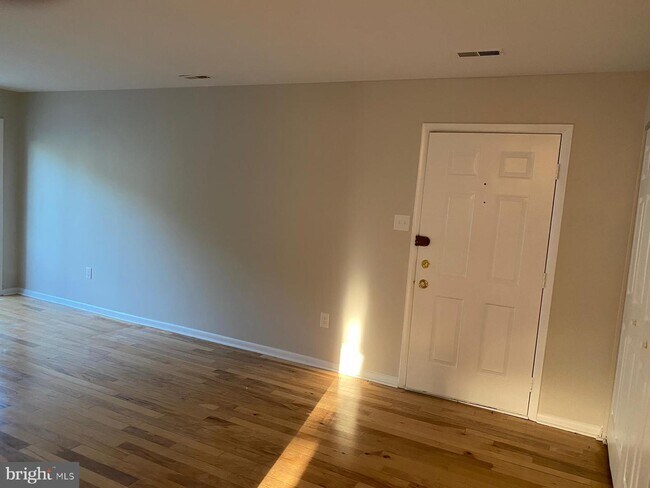 Foto del edificio - 64 Scotch Pine Dr