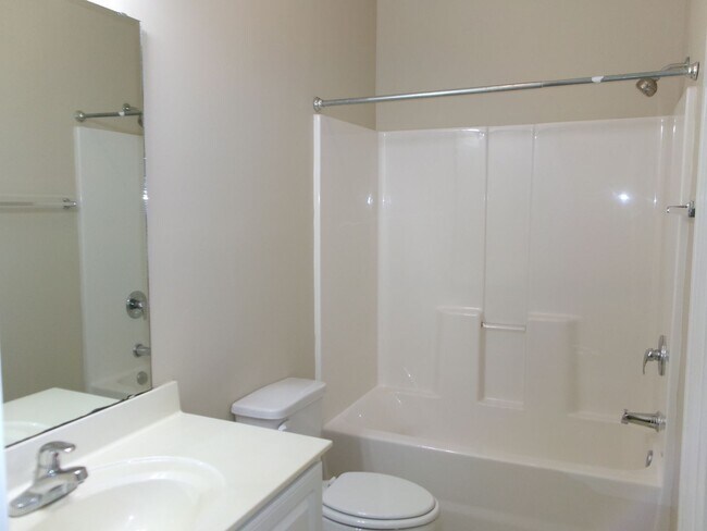 Foto del edificio - 3 bedroom, 2 bath condo in Carolina Willows