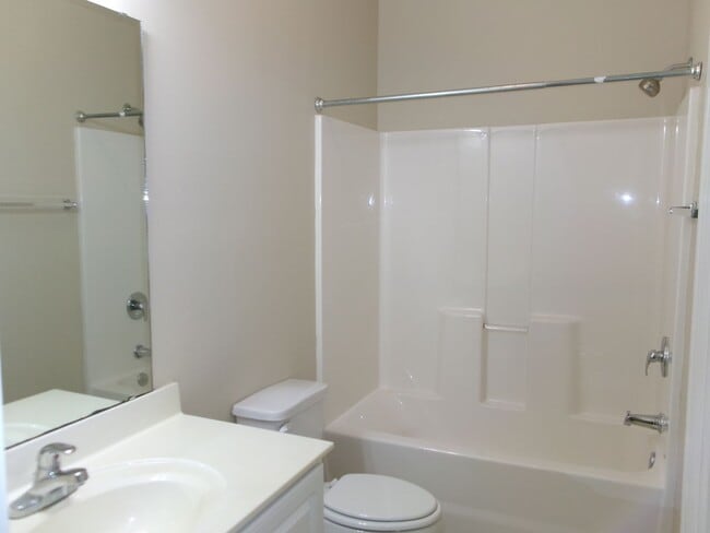 Building Photo - 3 bedroom, 2 bath condo in Carolina Willows
