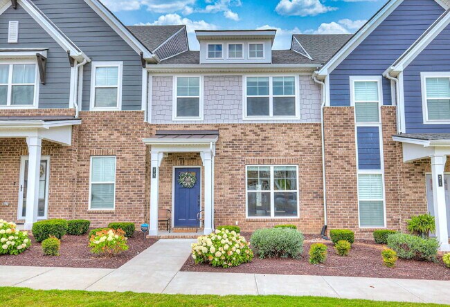 Foto del edificio - Like-New Modern Townhome Near Dining, Shopping, Trails & Old Hickory Lake