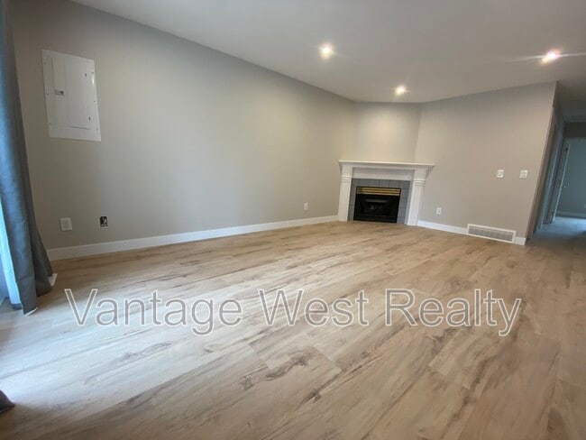 Building Photo - 1390 Highland Dr S