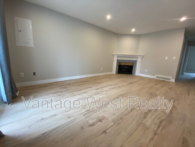 Photo du bâtiment - 1390 Highland Dr S
