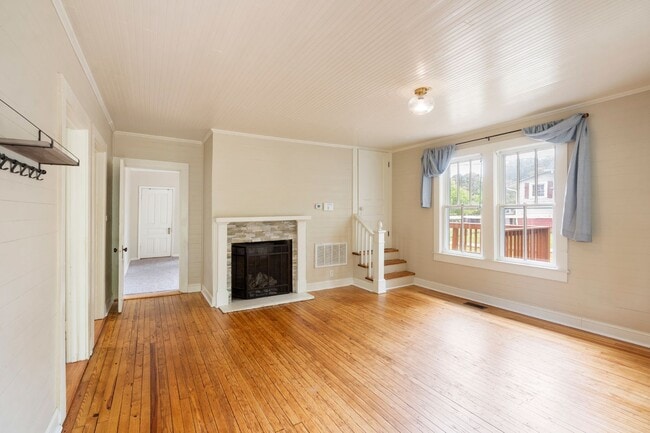 Building Photo - Siler City Charmer! Fenced in yard and mov...