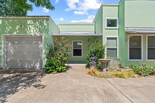 Building Photo - 3802 Byron Dr
