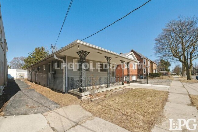 Foto del edificio - 648 Eleanor Ave