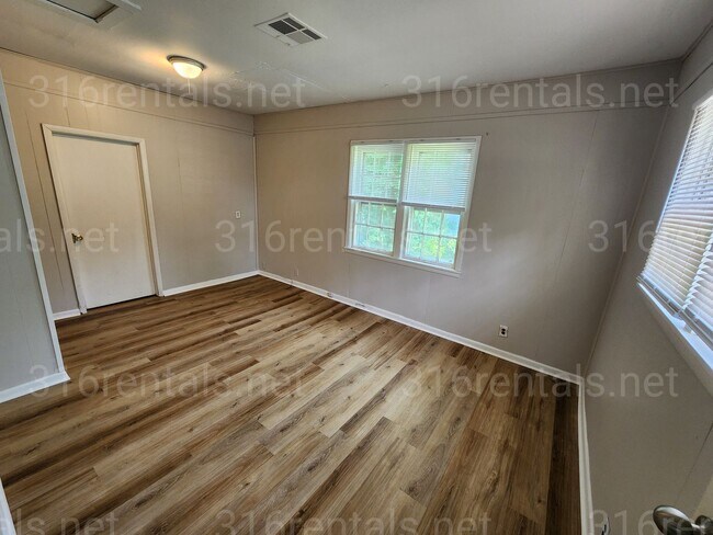 Building Photo - $1,025 - 3 bedroom / 1 bathroom - Single Family Home *COMING SOON*