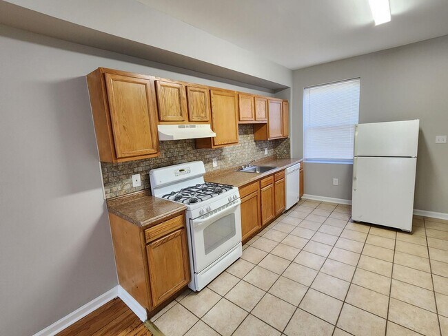 Building Photo - Beautiful 2 Bedroom 3 Bathroom Town Home L...