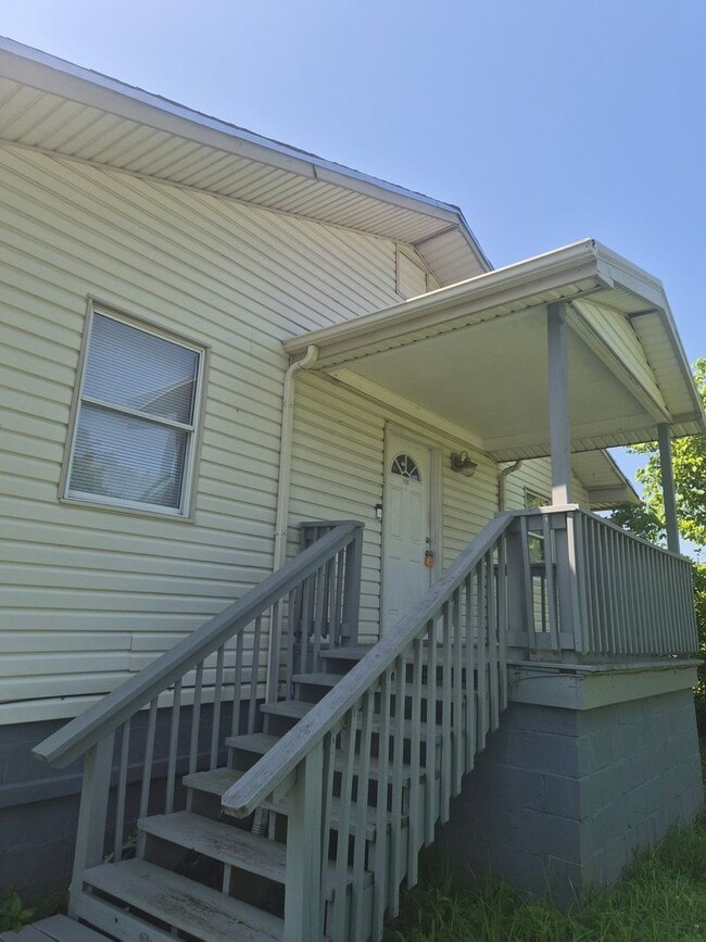 Photo - Knoxville 37920 - 3 bedroom, 1 bath home - Contact Lisa Vineyard & Shannon Russell (865)216-9334