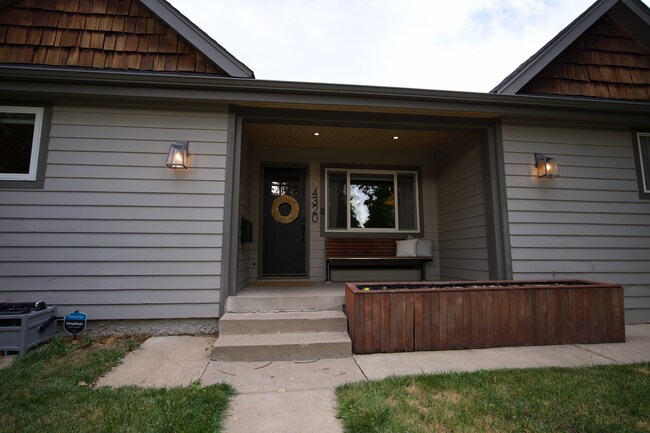 Foto del edificio - 4320 Winona Ct