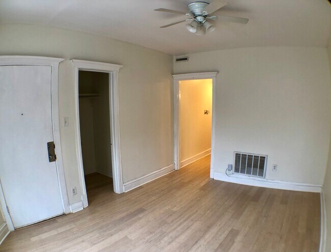 Building Photo - 1557 N Honore St